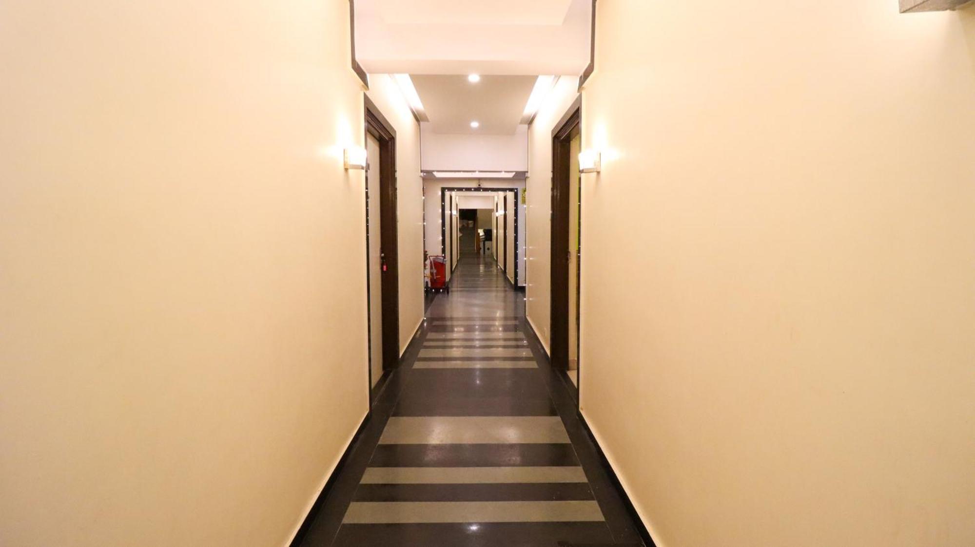 Отель Tuliip Residency Мумбаи Экстерьер фото